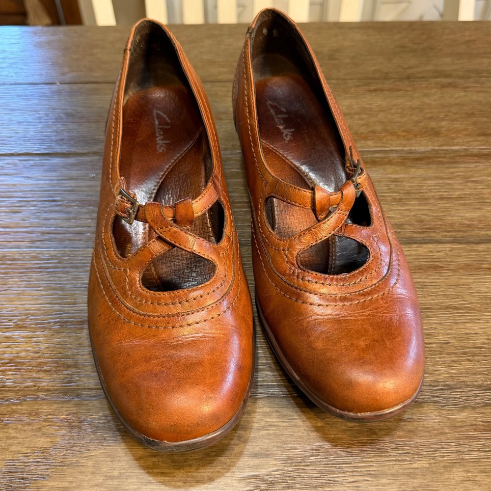 Clarks Women Cognac Brown Leather T-Strap Mary Jane Pumps Low Heel Shoes 10 - Picture 2 of 9